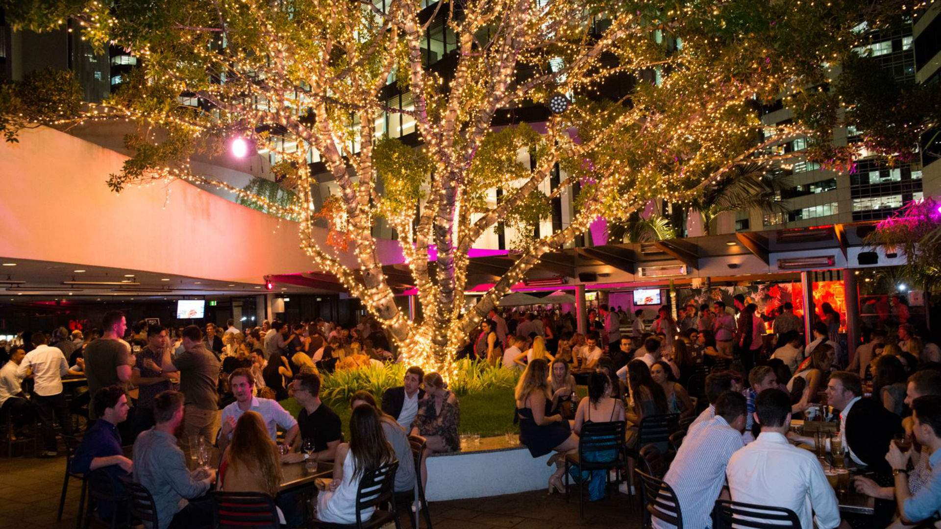 melbourne-cup-2022-at-friday-s-riverside-style-events