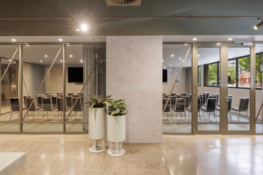 Collab 1 set boardroom-style